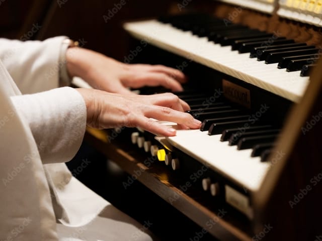 パイプオルガンを弾く手元の写真