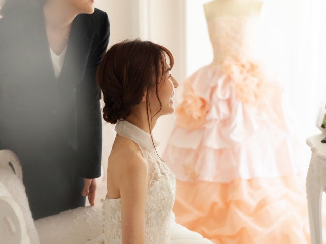 ウェディングドレスを着た新婦の写真