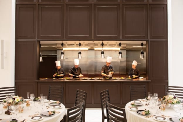 パーティ会場のオープンキッチンの写真