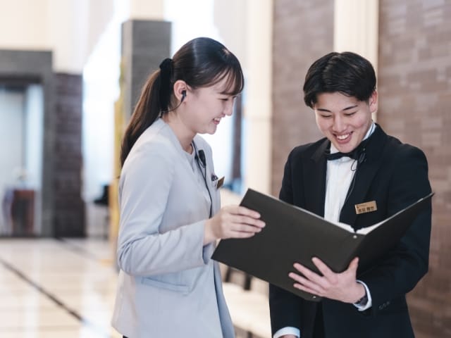 資料を見るスタッフの写真