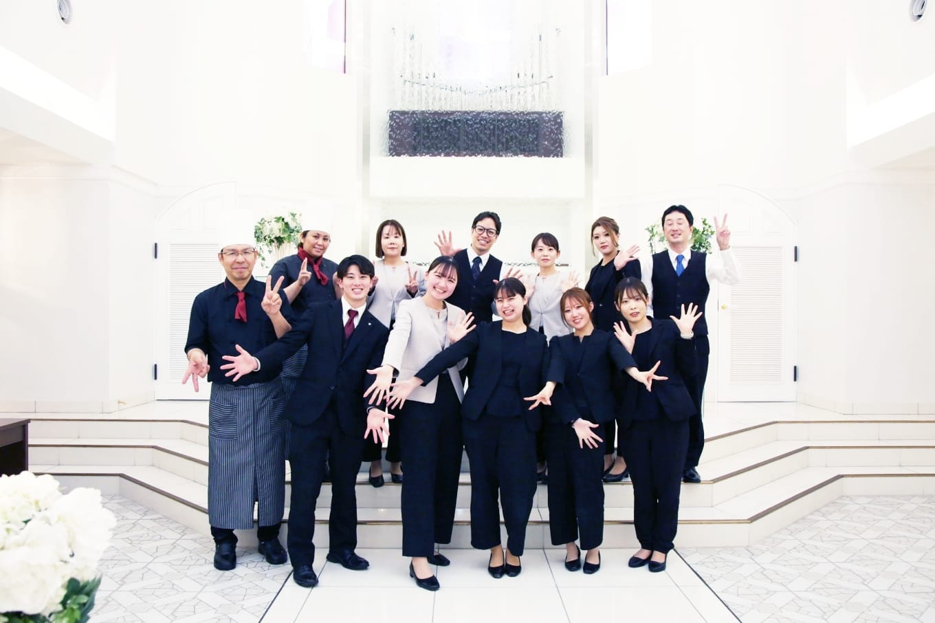 教会に立つ2人のスタッフの写真