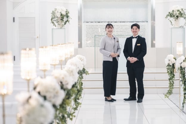 新婦をサポートするスタッフの写真