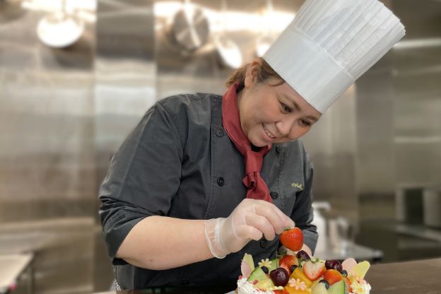 アイスクリームとベリーの写真