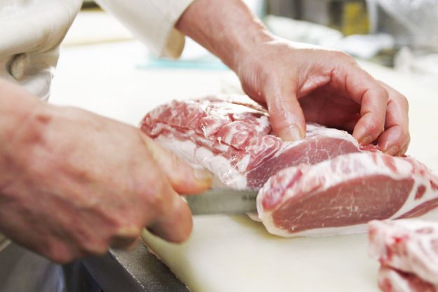 包丁で肉を切る手元の写真