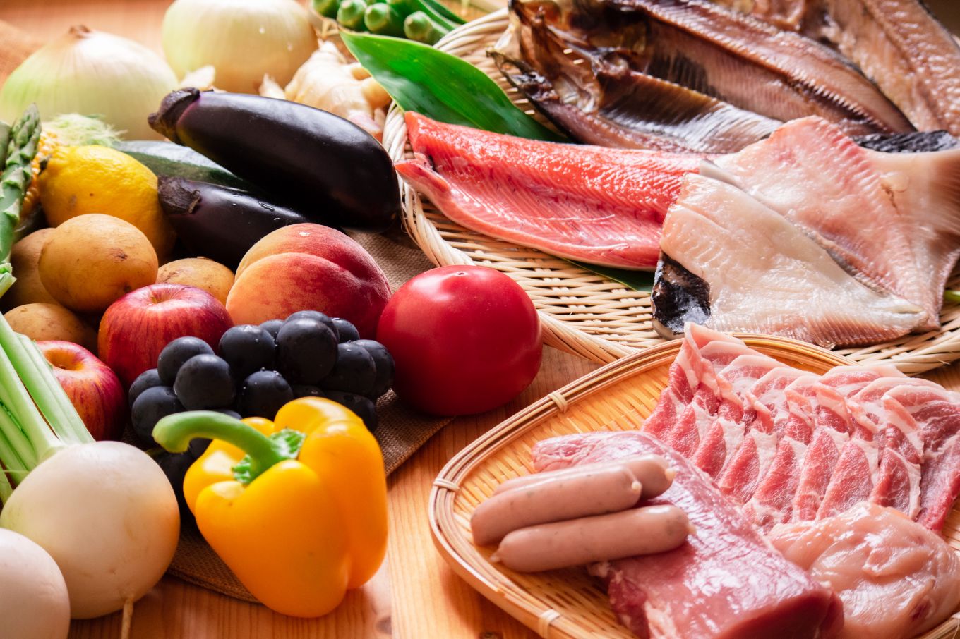 肉や魚、野菜などの食材の写真