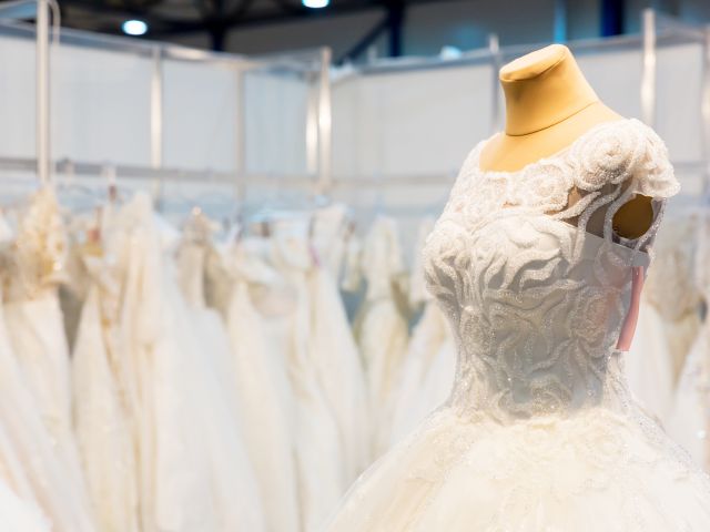 ウェディングドレスを着たマネキンの写真