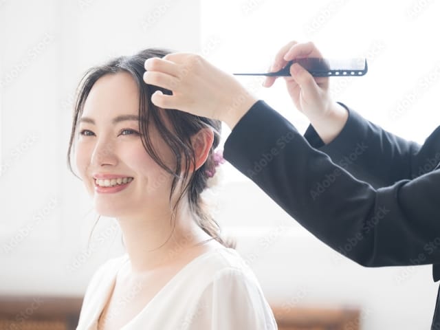 ヘアメイク中の女性の写真