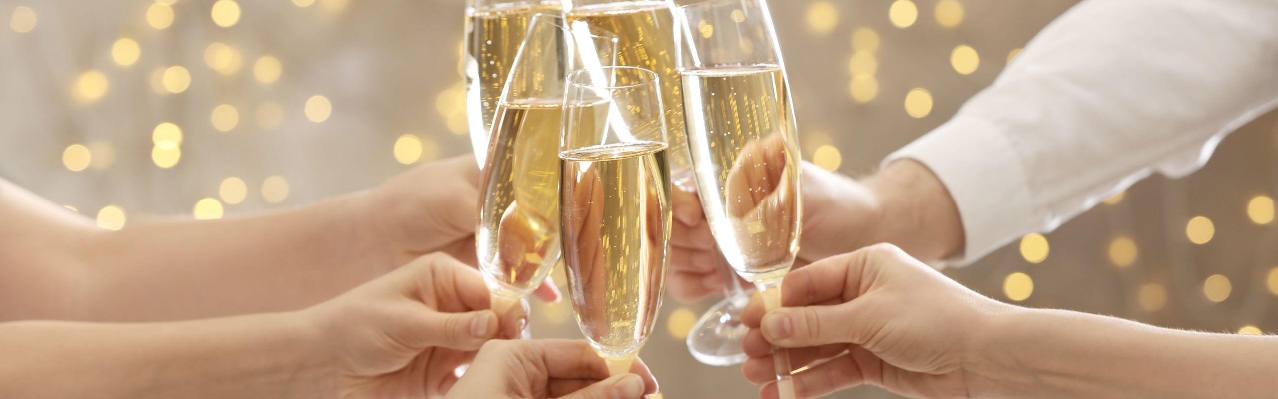 シャンパンで乾杯する手元の写真