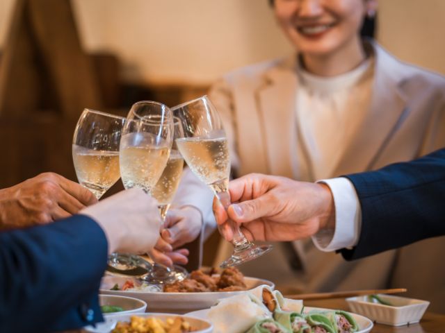 乾杯する写真